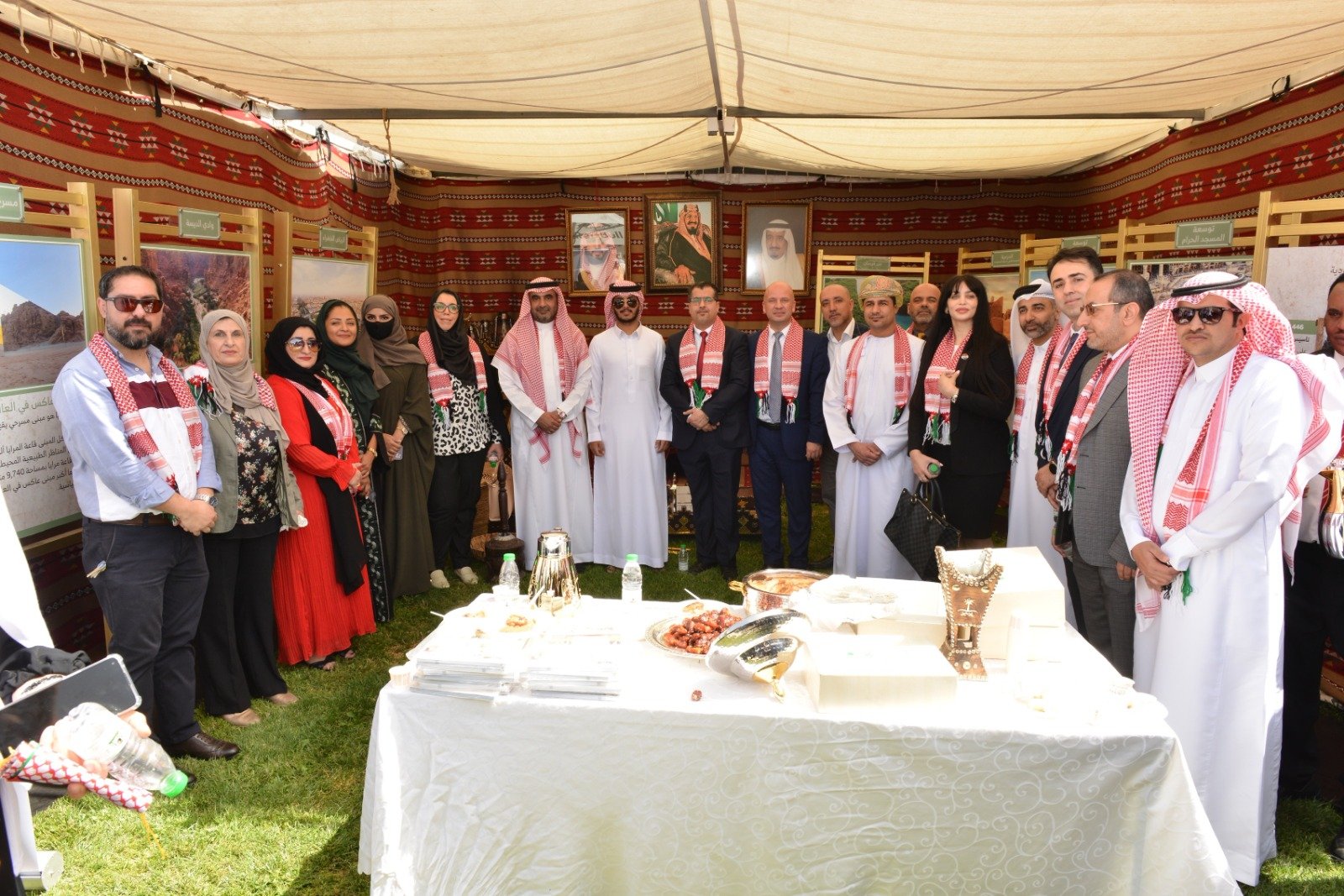 جامعة البترا تحتفل بعيد الاستقلال بمشاركة طلبة الجاليات وعدد من الدبلوماسيين جامعة البترا تحتفل بعيد الاستقلال بمشاركة طلبة الجاليات وعدد من الدبلوماسيين