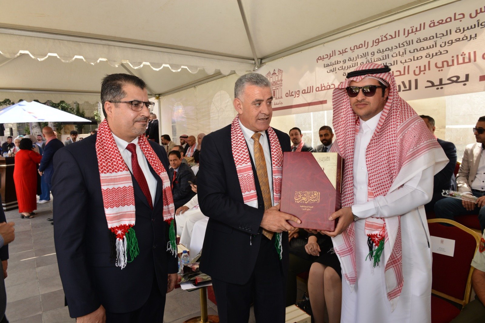 جامعة البترا تحتفل بعيد الاستقلال بمشاركة طلبة الجاليات وعدد من الدبلوماسيين جامعة البترا تحتفل بعيد الاستقلال بمشاركة طلبة الجاليات وعدد من الدبلوماسيين