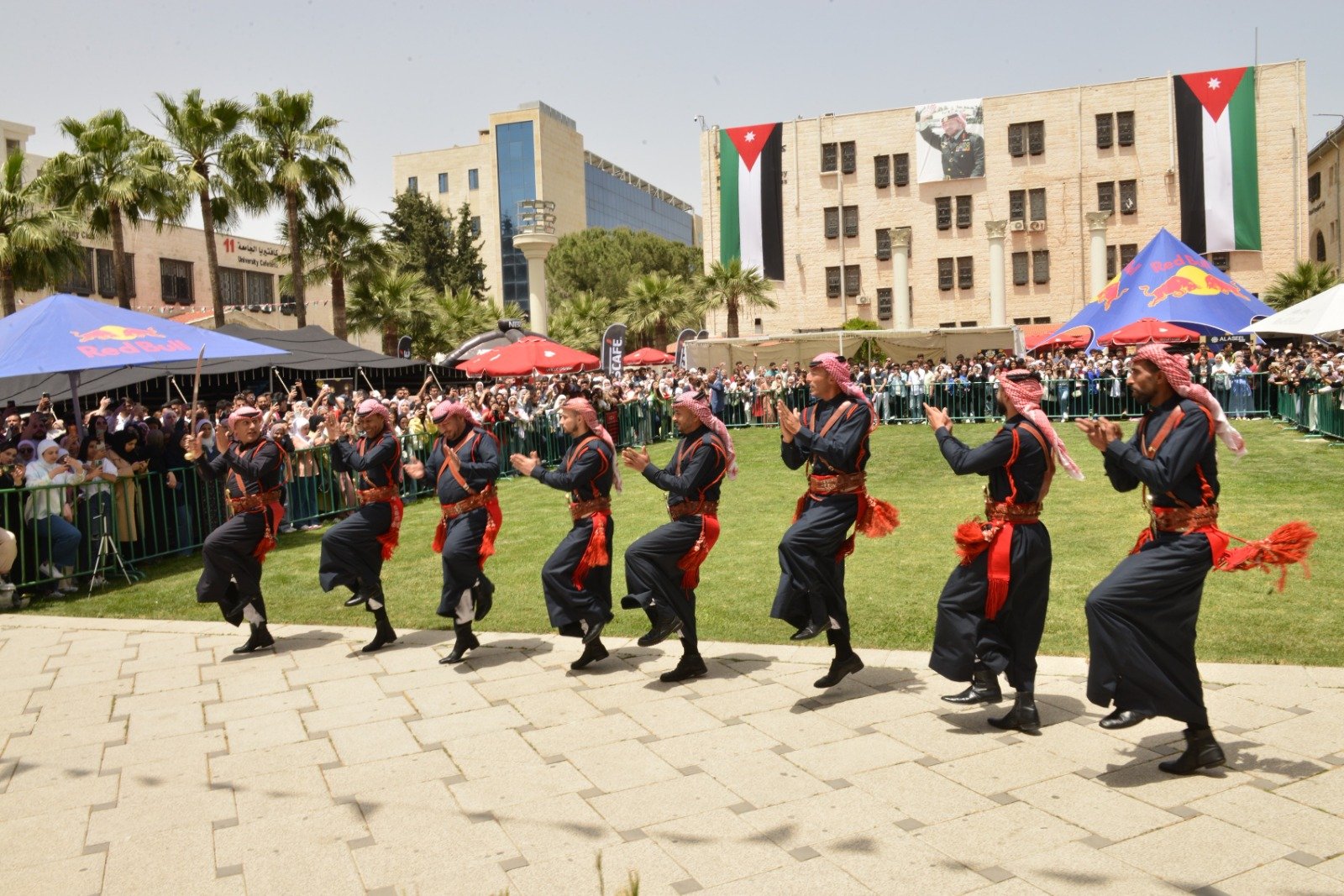 جامعة البترا تحتفل بعيد الاستقلال بمشاركة طلبة الجاليات وعدد من الدبلوماسيين جامعة البترا تحتفل بعيد الاستقلال بمشاركة طلبة الجاليات وعدد من الدبلوماسيين