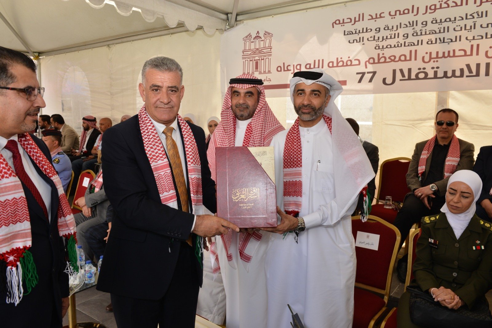 جامعة البترا تحتفل بعيد الاستقلال بمشاركة طلبة الجاليات وعدد من الدبلوماسيين جامعة البترا تحتفل بعيد الاستقلال بمشاركة طلبة الجاليات وعدد من الدبلوماسيين