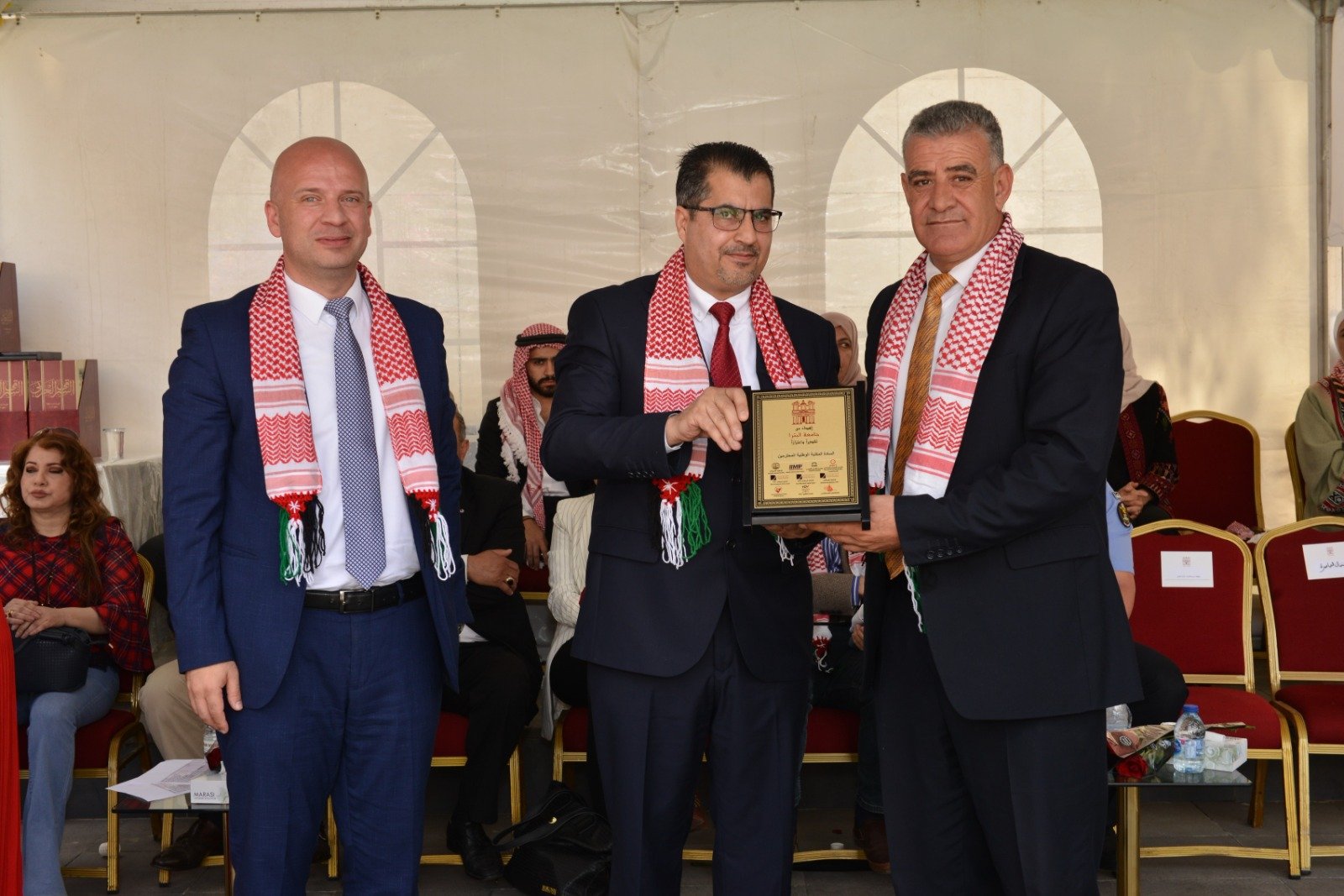 جامعة البترا تحتفل بعيد الاستقلال بمشاركة طلبة الجاليات وعدد من الدبلوماسيين جامعة البترا تحتفل بعيد الاستقلال بمشاركة طلبة الجاليات وعدد من الدبلوماسيين