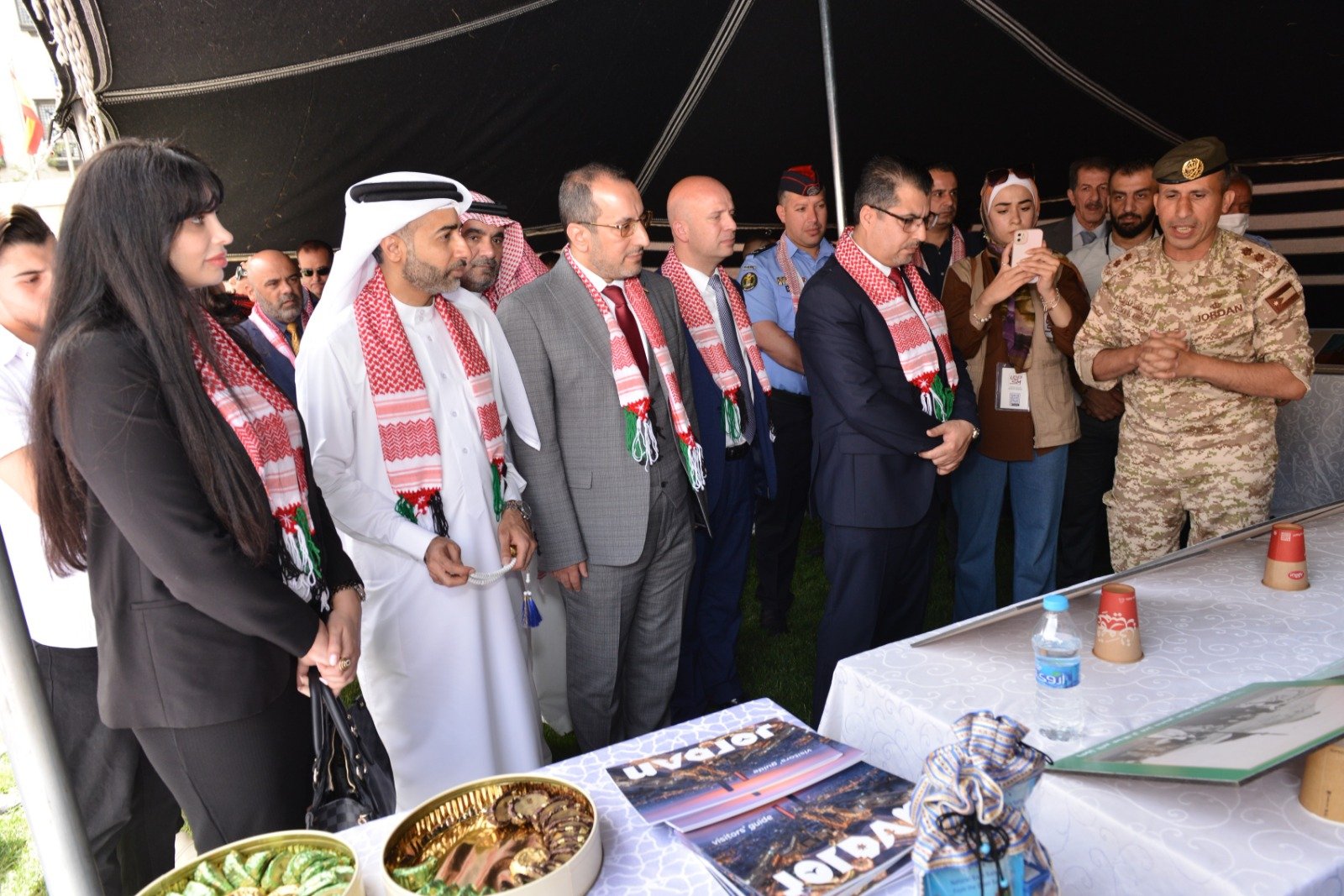 جامعة البترا تحتفل بعيد الاستقلال بمشاركة طلبة الجاليات وعدد من الدبلوماسيين جامعة البترا تحتفل بعيد الاستقلال بمشاركة طلبة الجاليات وعدد من الدبلوماسيين