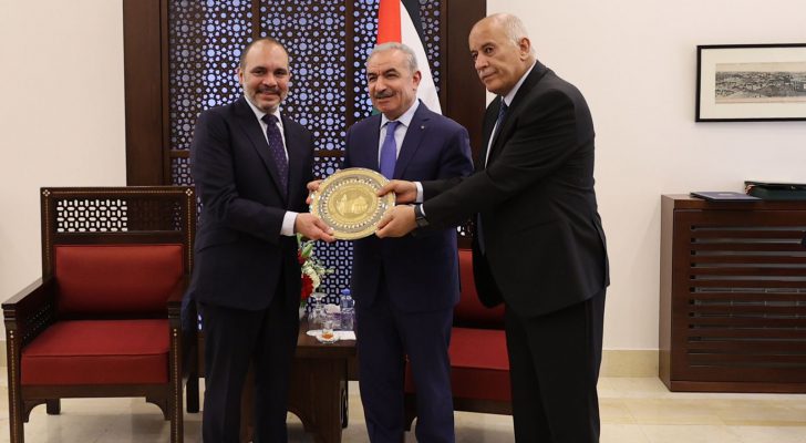 اشتية يسلم الأمير علي بن الحسين درع رئيس دولة فلسطين