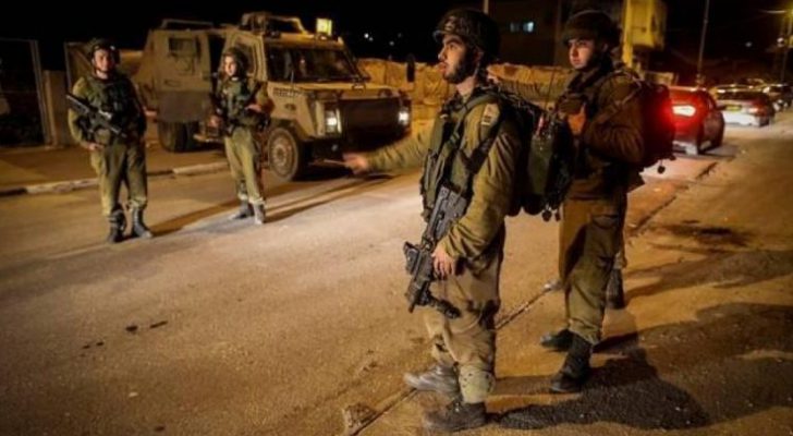 الاحتلال يفجر منجرة ويعتقل أربعة مواطنين في طولكرم