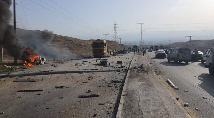 الامن يتعامل مع حادث تدهور شاحنة مروع على ١٤ مركبة على طريق العدسية