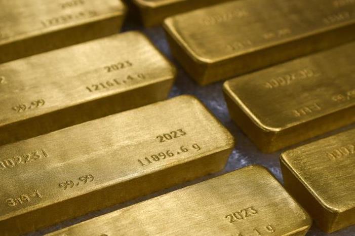 الذهب يصعد عالمياً وانخفاض العقود الأمريكية الآجلة 0.1 %