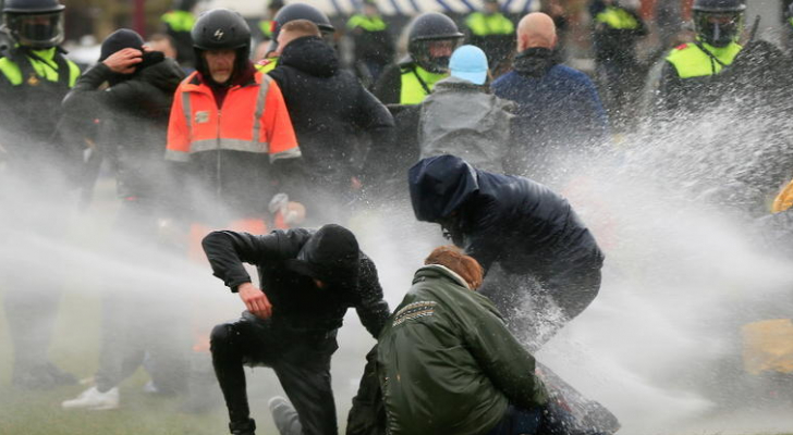 الشرطة الهولندية تعتقل ١٥٠٠ متظاهر خرجو احتجاجا على دعم الوقود الاحفوري