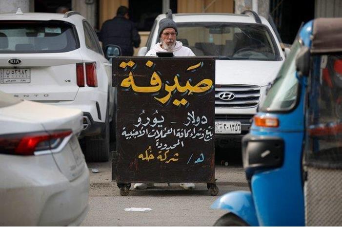 العراق يحظر التعامل بالدولار في الأسواق لدعم الدينار العراقي
