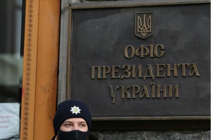 جنرال أوكراني متقاعد: مكتب زيلينسكي فرض رقابة على قائد الجيش زالوجني