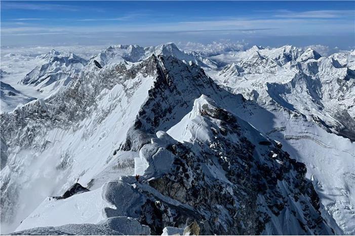 رقم قياسي.. متسلق جبال نيبالي يصل قمة إيفرست 27 مرة