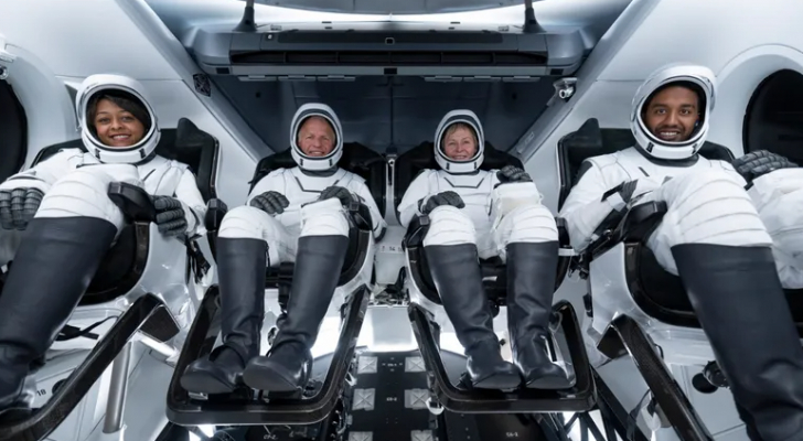 رواد الفضاء السعوديون يعودون إلى الأرض بعد رحلة استكشاف استمرت ١٠ أيام