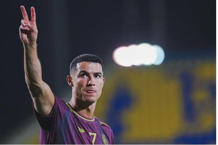 رونالدو يفوز بجائزة الهدف الذي سجد من أجله