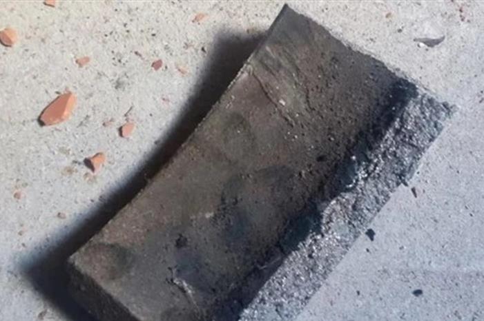 سقوط جسم معدني غامض على مبنى سكني في بولندا - صورة
