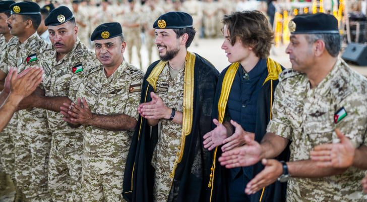 ولي العهد يشارك رفاقه في لواء الملك الحسين احتفاءهم بقرب زفافه