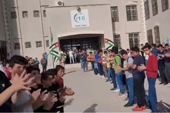فيديو - ممر تكريمي لطالب بالصف الرابع في السلط.. ما قصته؟