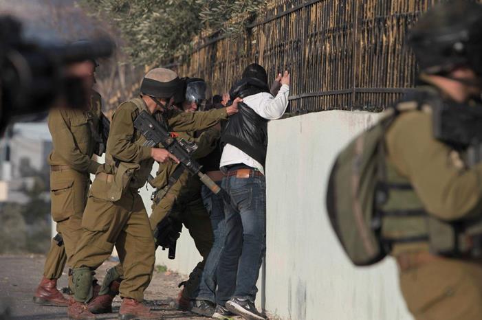 قوات الاحتلال تعتقل 3 فلسطينيين من رام الله