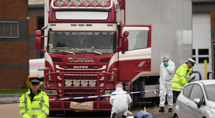 محاكمة ١٩ متهماً في وفاة مهاجرين بشاحنة بريطانية