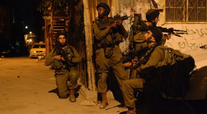 مراسل رؤيا: إصابة ١٠ فلسطينيين برصاص قوات الاحتلال خلال اقتحام مخيم عقبة جبر