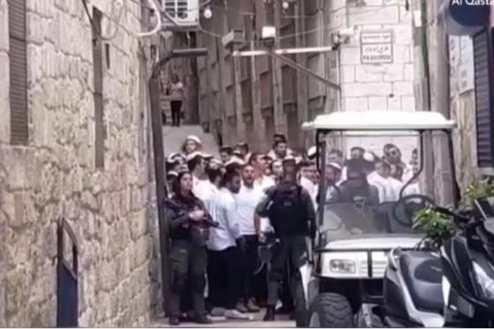مستوطنون يؤدون رقصات استفزازية عند بابي الملك فيصل والغوانمة في المسجد الأقصى