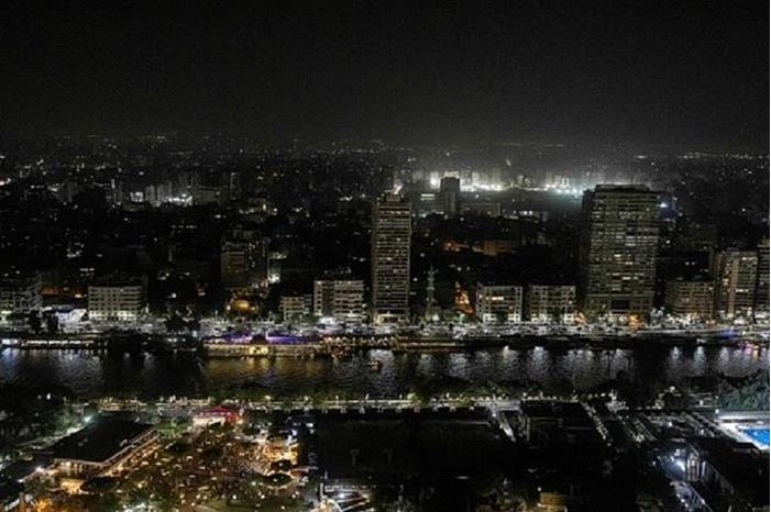 مصر.. اندلاع حريق بمركز تجاري في القاهرة