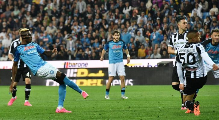 نابولي يتوج بلقب الدوري الإيطالي لأول مرة منذ ٣٣ عاماً