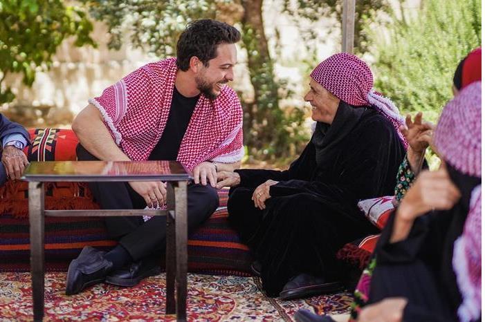 ولي العهد ينشر فيديو تلبيته دعوة الحاجة ترفة عبيدات
