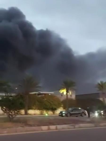 شاهدوا اندلاع حريق بمستودع ألبسة بمدينة العقبة