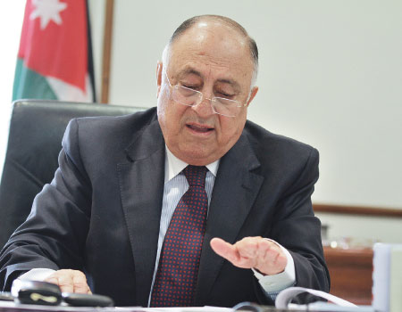 الوزير الأسبق قموة يمثل امام المحكمة بتهمة القدح والذم والتحقير