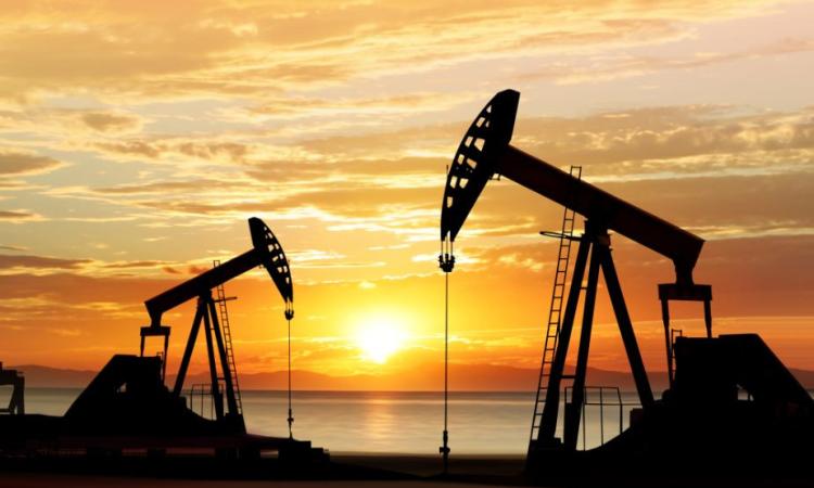 النفط يهوي 4% عند الإغلاق