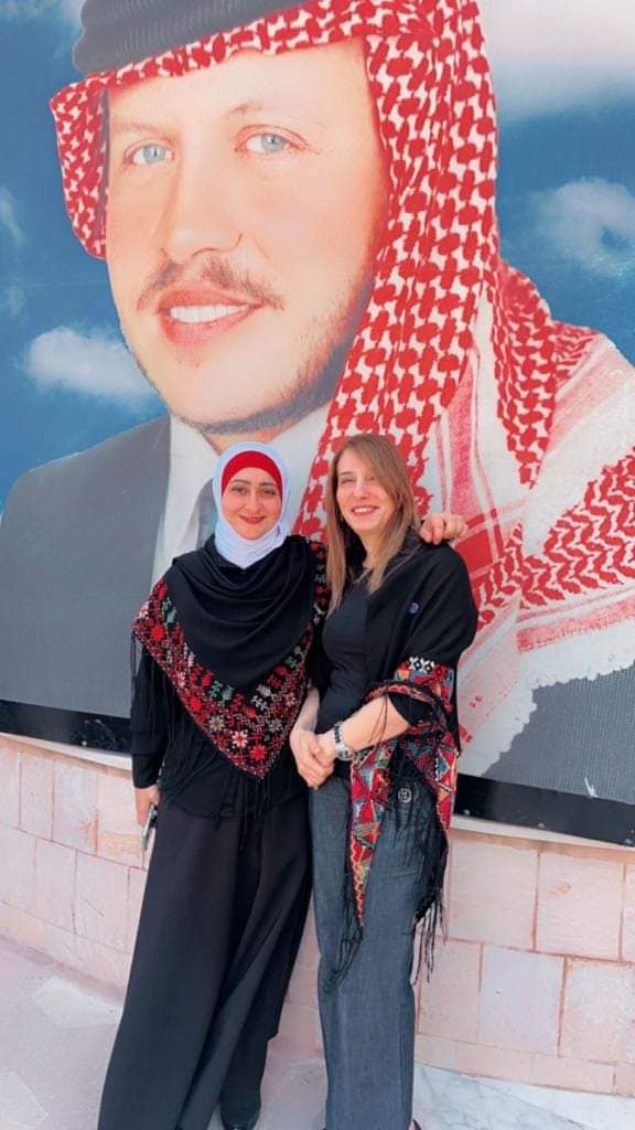 موظفو هيئة الإعلام يحتفلون بزفاف الحسين موظفو هيئة الإعلام يحتفلون بزفاف الحسين