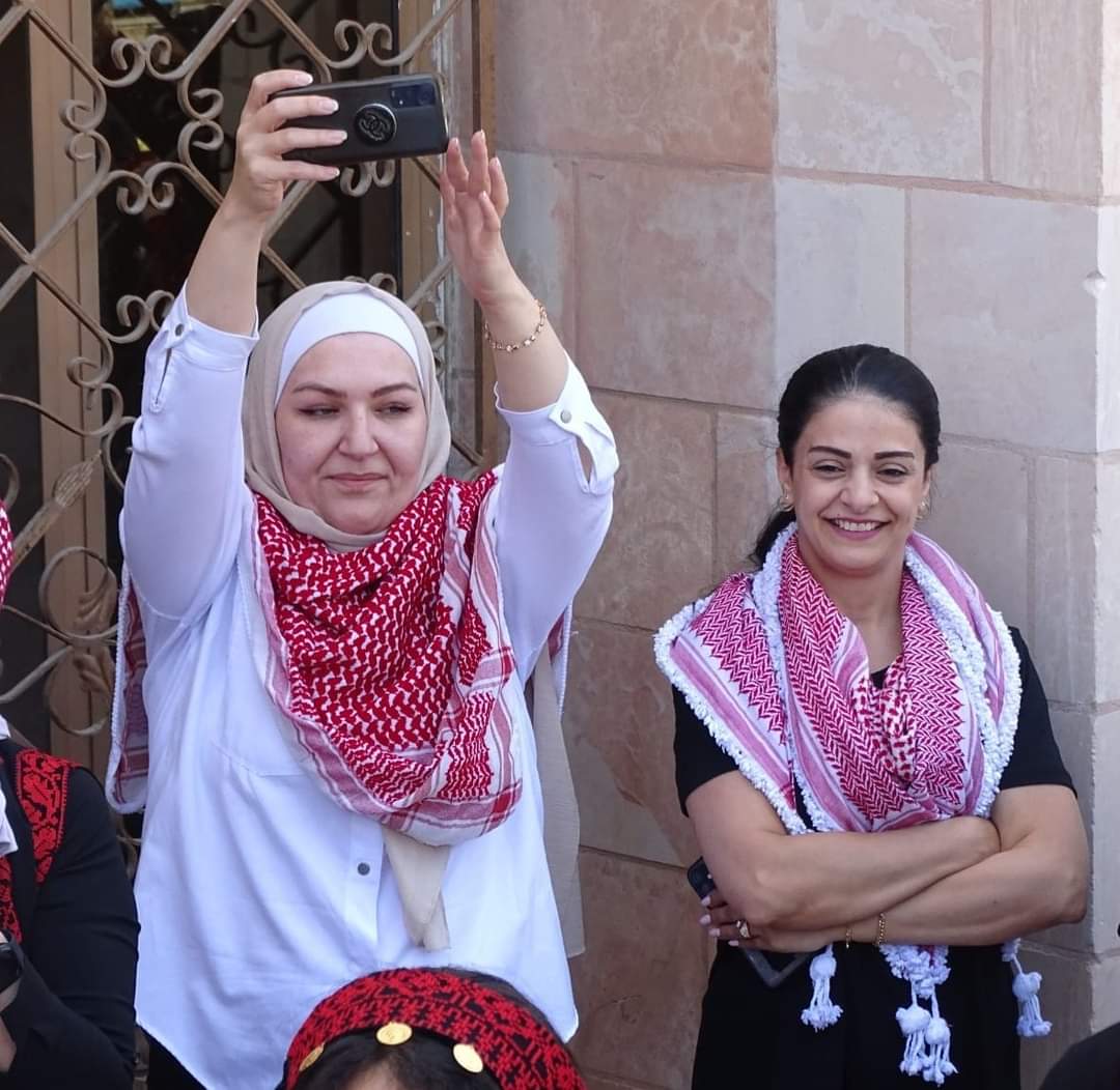 موظفو هيئة الإعلام يحتفلون بزفاف الحسين موظفو هيئة الإعلام يحتفلون بزفاف الحسين