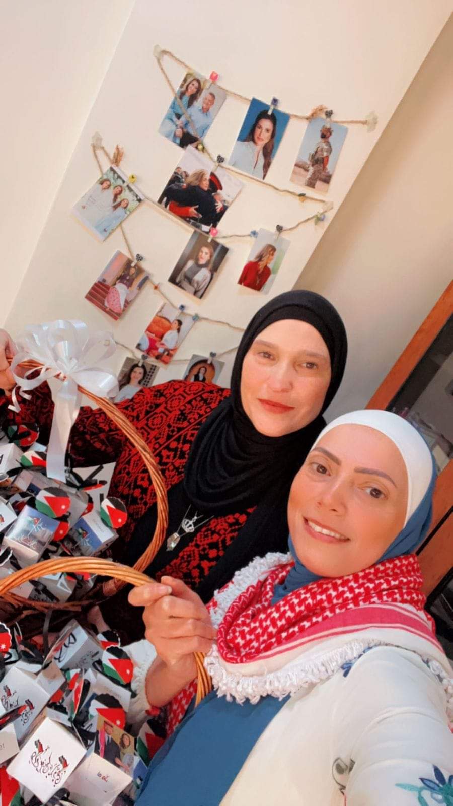 موظفو هيئة الإعلام يحتفلون بزفاف الحسين موظفو هيئة الإعلام يحتفلون بزفاف الحسين