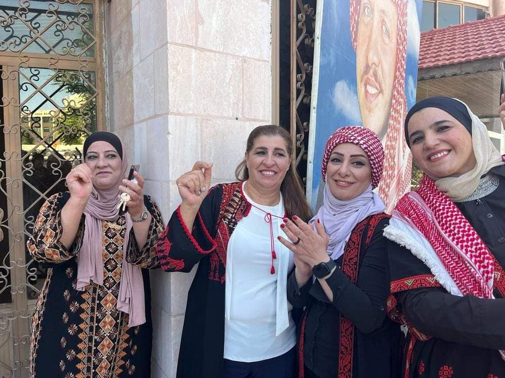موظفو هيئة الإعلام يحتفلون بزفاف الحسين موظفو هيئة الإعلام يحتفلون بزفاف الحسين