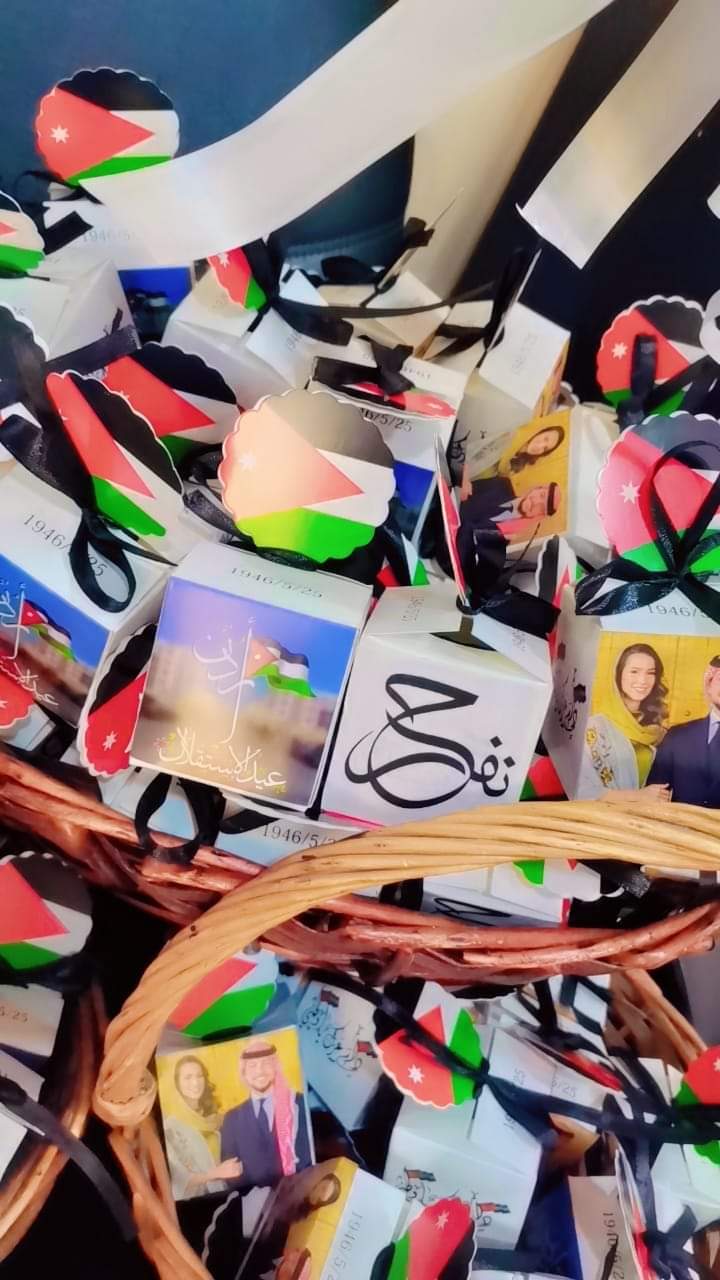 موظفو هيئة الإعلام يحتفلون بزفاف الحسين موظفو هيئة الإعلام يحتفلون بزفاف الحسين