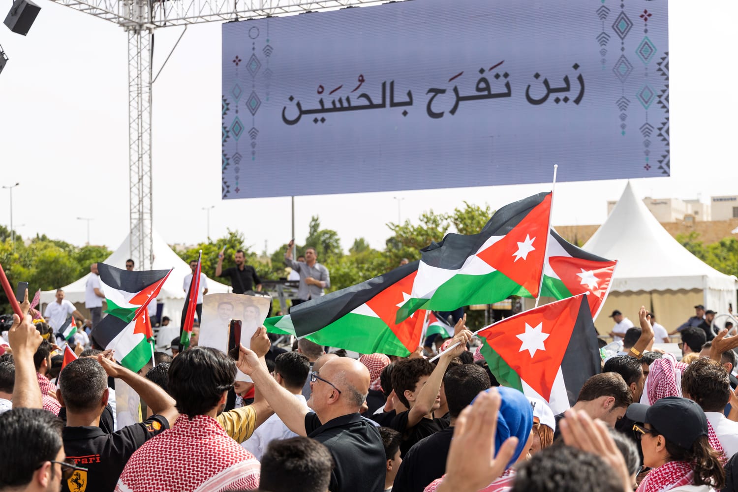 بالصور... آلاف المواطنين يشاركون في احتفال زين فرحاً بزفاف ولي العهد