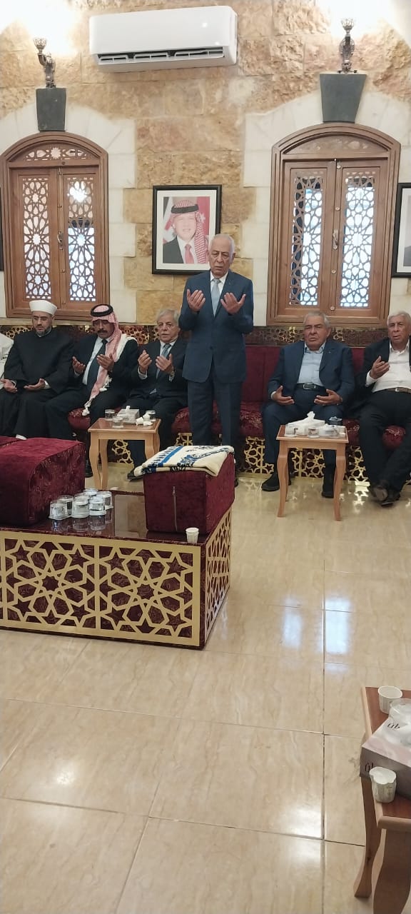 مندوبا عن الملك... العيسوي يقدم واجب العزاء لعشيرة الخصاونه