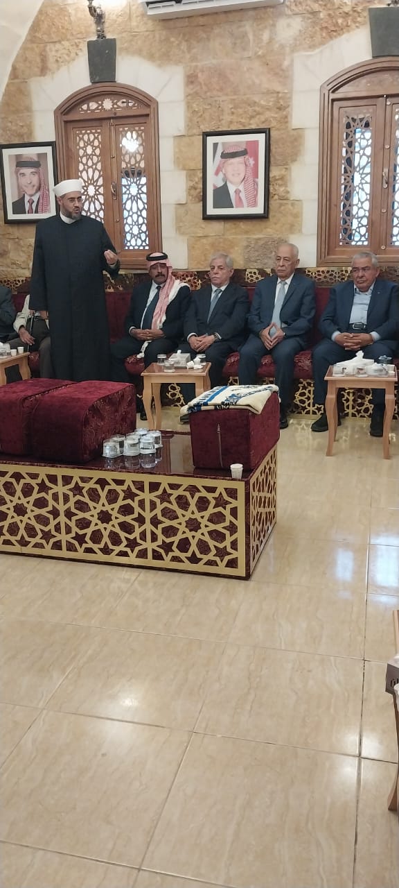 مندوبا عن الملك... العيسوي يقدم واجب العزاء لعشيرة الخصاونه