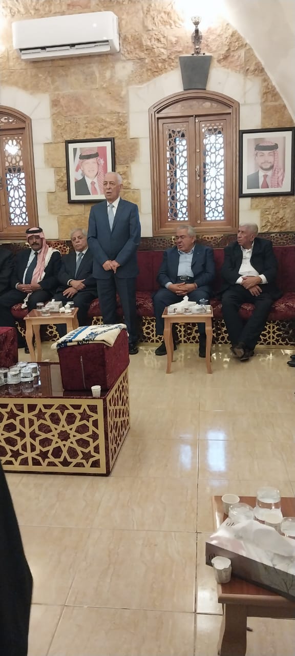 مندوبا عن الملك... العيسوي يقدم واجب العزاء لعشيرة الخصاونه