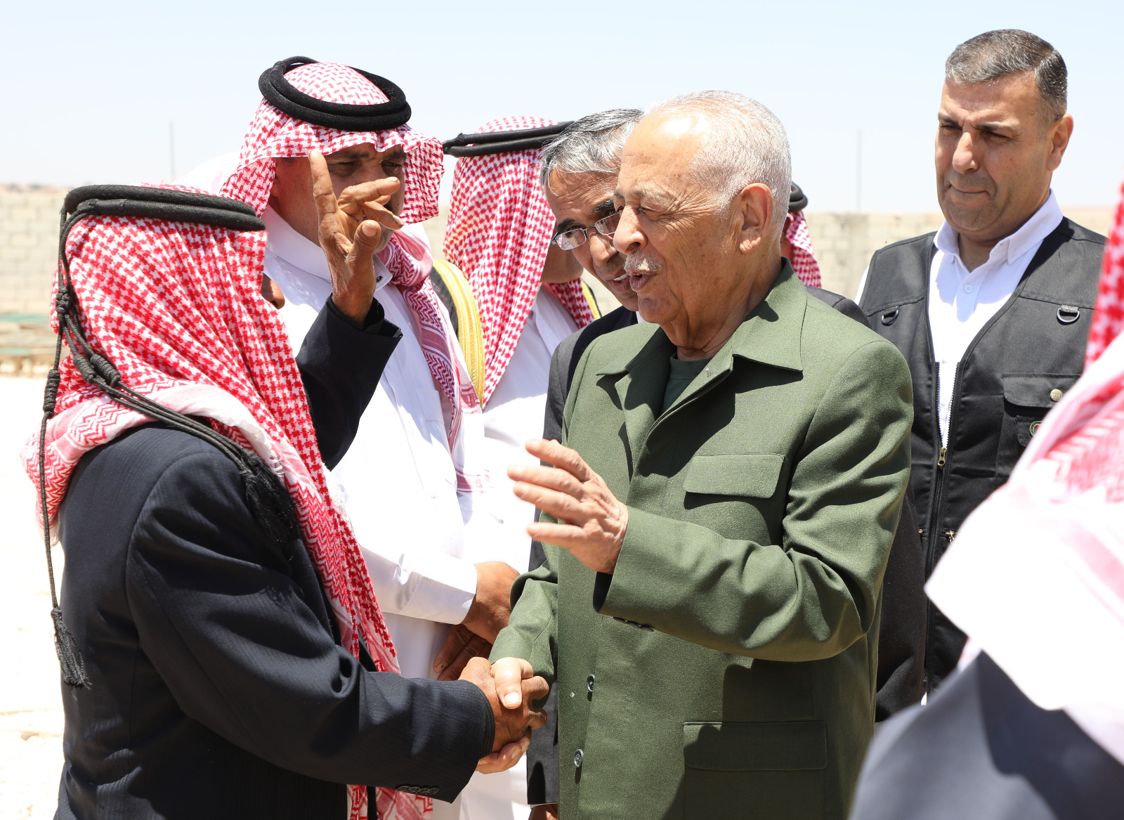 العيسوي يفتتح مشاريع لجمعيات بالبادية الشمالية ضمن المبادرة الملكية لتفعيل القطاع التعاوني بالعملية التنموية العيسوي يفتتح مشاريع لجمعيات بالبادية الشمالية ضمن المبادرة الملكية لتفعيل القطاع التعاوني بالعملية التنموية