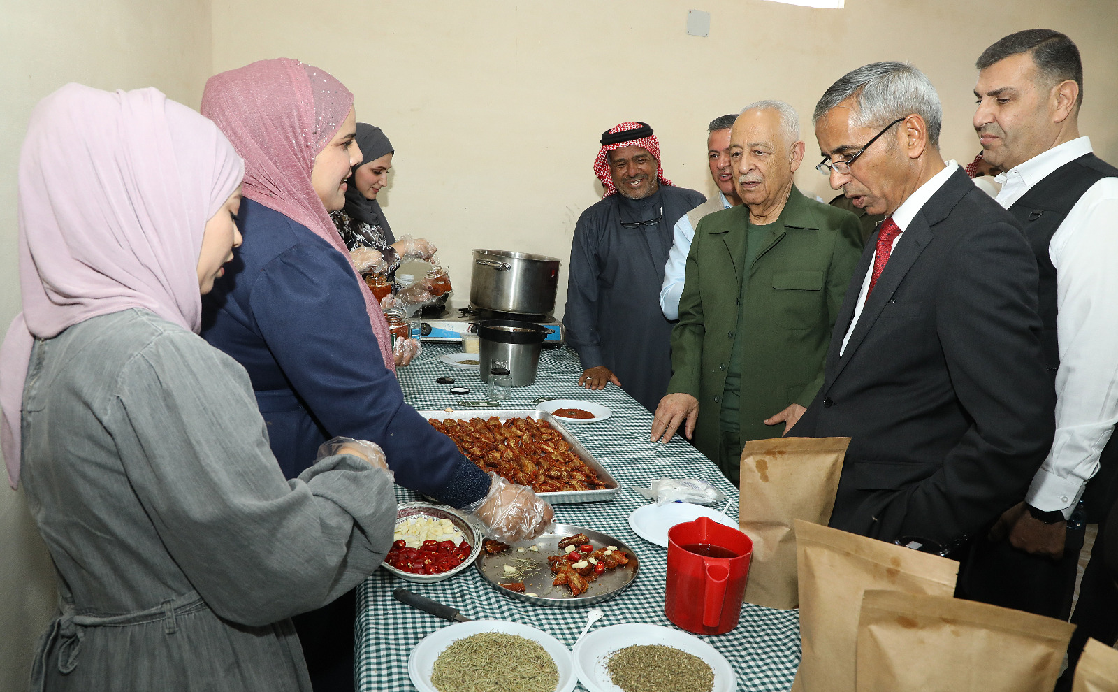 العيسوي يفتتح مشاريع لجمعيات بالبادية الشمالية ضمن المبادرة الملكية لتفعيل القطاع التعاوني بالعملية التنموية العيسوي يفتتح مشاريع لجمعيات بالبادية الشمالية ضمن المبادرة الملكية لتفعيل القطاع التعاوني بالعملية التنموية