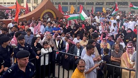 صورة حول : توافد الآلاف من أبناء الطفيلة للمشاركة في حفل زفاف ولي العهد توافد الآلاف من أبناء الطفيلة للمشاركة في حفل زفاف ولي العهد