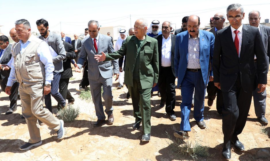 العيسوي يفتتح مشاريع لجمعيات بالبادية الشمالية ضمن المبادرة الملكية لتفعيل القطاع التعاوني بالعملية التنموية العيسوي يفتتح مشاريع لجمعيات بالبادية الشمالية ضمن المبادرة الملكية لتفعيل القطاع التعاوني بالعملية التنموية