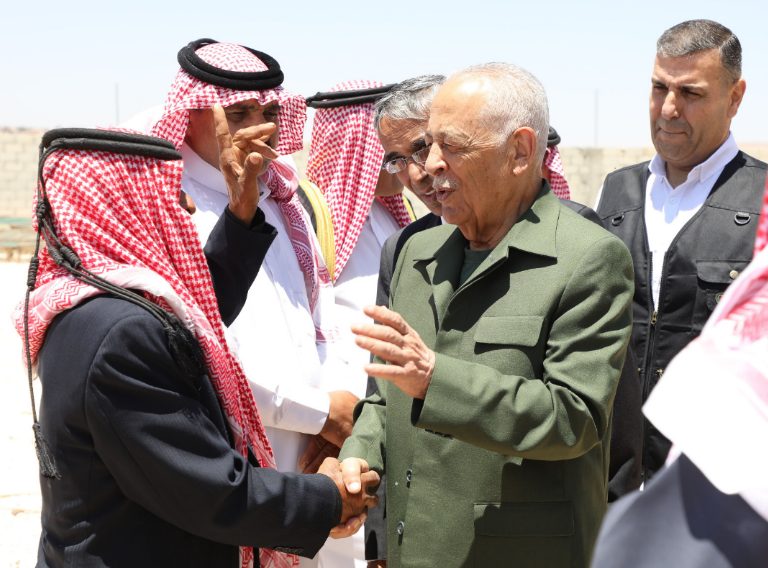 العيسوي يفتتح مشاريع لجمعيات بالبادية الشمالية ضمن المبادرة الملكية لتفعيل القطاع التعاوني بالعملية التنموية العيسوي يفتتح مشاريع لجمعيات بالبادية الشمالية ضمن المبادرة الملكية لتفعيل القطاع التعاوني بالعملية التنموية