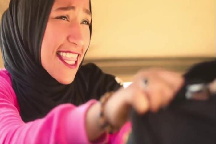 أشعلت مواقع التواصل بقصتها.. وفاة يوتيوبر مصرية حزنا على وفاة والدتها