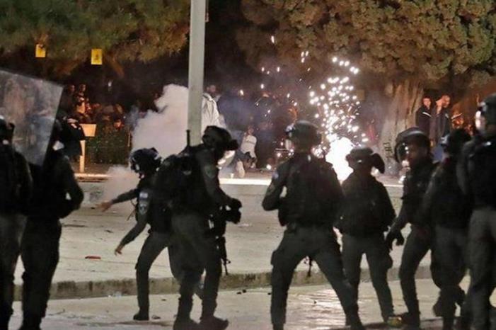 الاحتلال يعتقل شابين من ساحات المسجد الأقصى