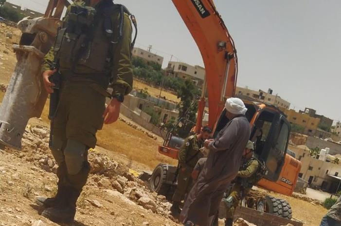 الاحتلال يوقف العمل ببناء منزل ويستولي على حفار بمسافر يطا