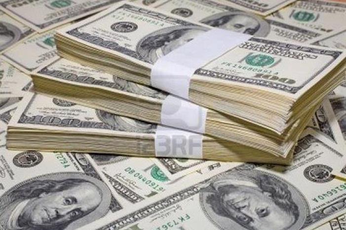 الدولار يتراجع وسط توقعات رفع الفائدة الأميركية والعالمية