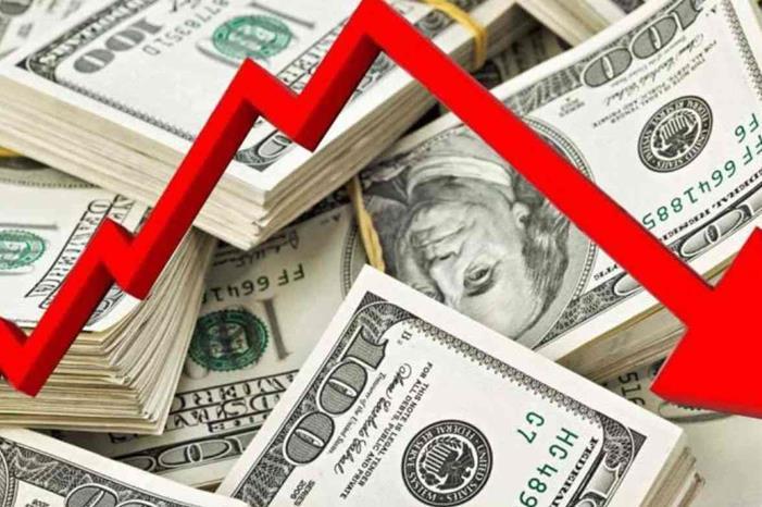الدولار يهبط لأدنى مستوى له في شهر
