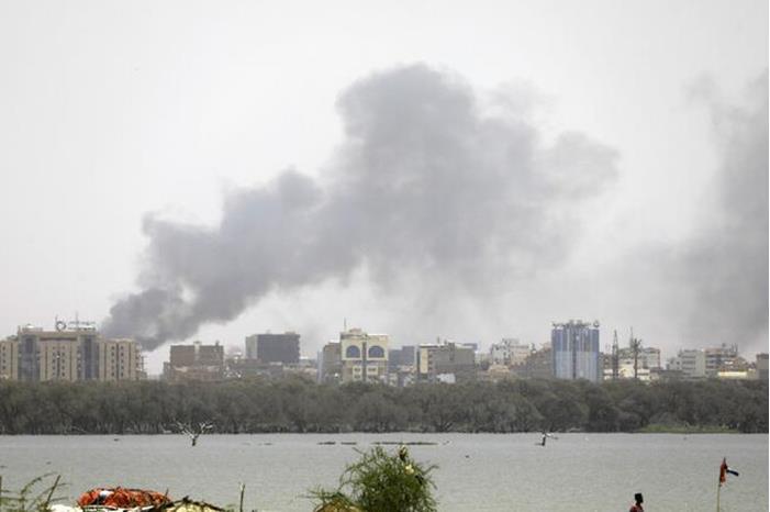 السودان.. اشتباكات بمواقع استراتيجية في الخرطوم وانقطاع الخبز