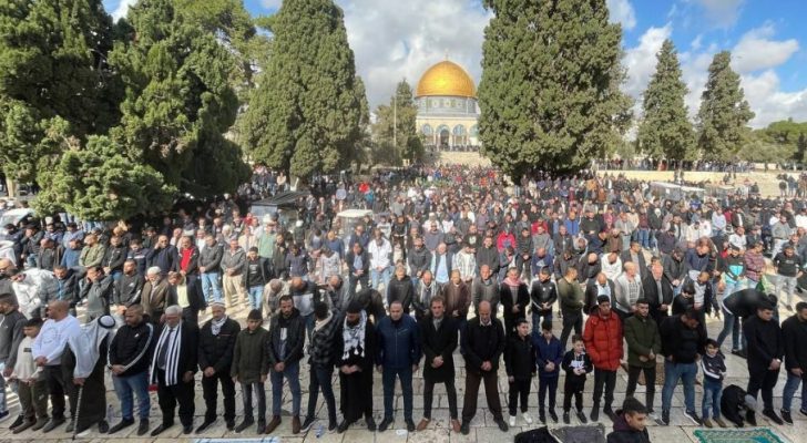 المسجد الأقصى يحتضن ٥٥ ألف مصلٍ في صلاة الجمعة